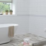 Hoogwaardige oppervlaktematerialen in een moderne badkamer met naadloze solid surface werkbladen en wastafels
