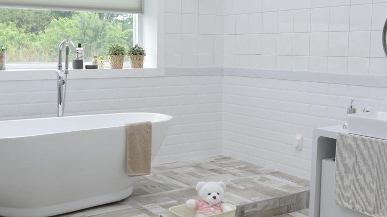 Hoogwaardige oppervlaktematerialen in een moderne badkamer met naadloze solid surface werkbladen en wastafels