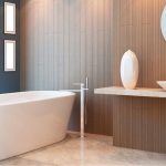 Moderne badkamer met stijlvolle tegels en inloopdouche van Badstudio Sittard
