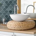 Witte porseleinen badkamertegels in modern interieur met natuurlijk licht en minimalistische inrichting