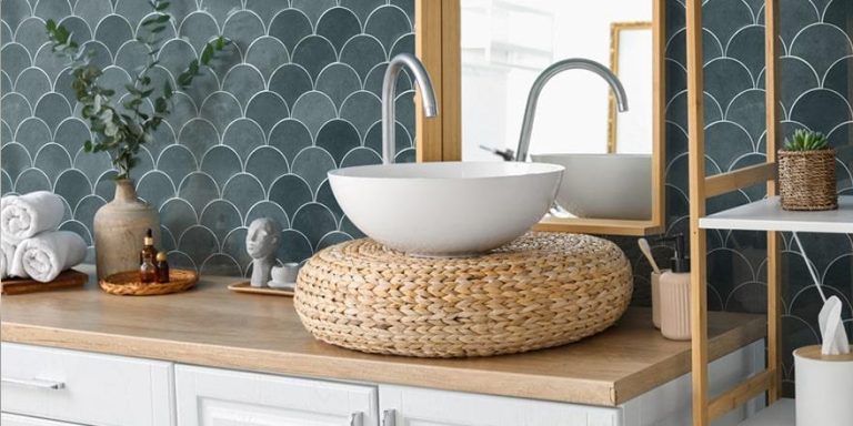 Witte porseleinen badkamertegels in modern interieur met natuurlijk licht en minimalistische inrichting