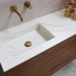 Moderne wastafel op maat bestellen met natuurstenen blad en moderne kraan in stijlvolle badkamer