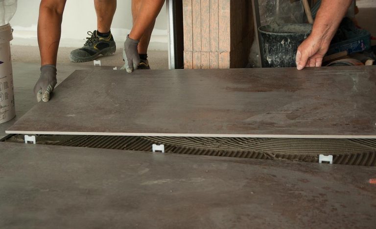 Visgraat tegelvloer met klassiek V-vormig patroon in warme houtlook voor een elegant interieur